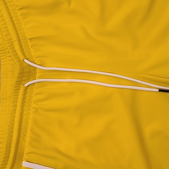 SPORTS ILLUSTRATED WOMEN'S YELLOW SHORTS ELASTIC WAISTBAND SIZE SMALL - Picture 4 of 11